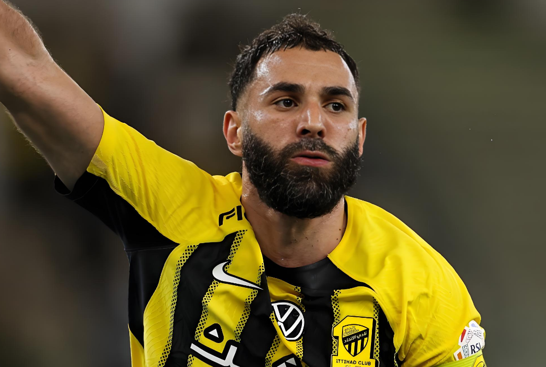 关于本泽马场边指挥情绪激动，巴萨队员怒摔水瓶的信息