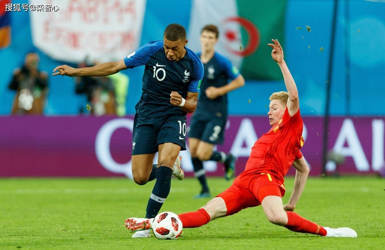 包含格列兹曼赛前列队欢迎德布劳内，尊重对手尽显风度！的词条