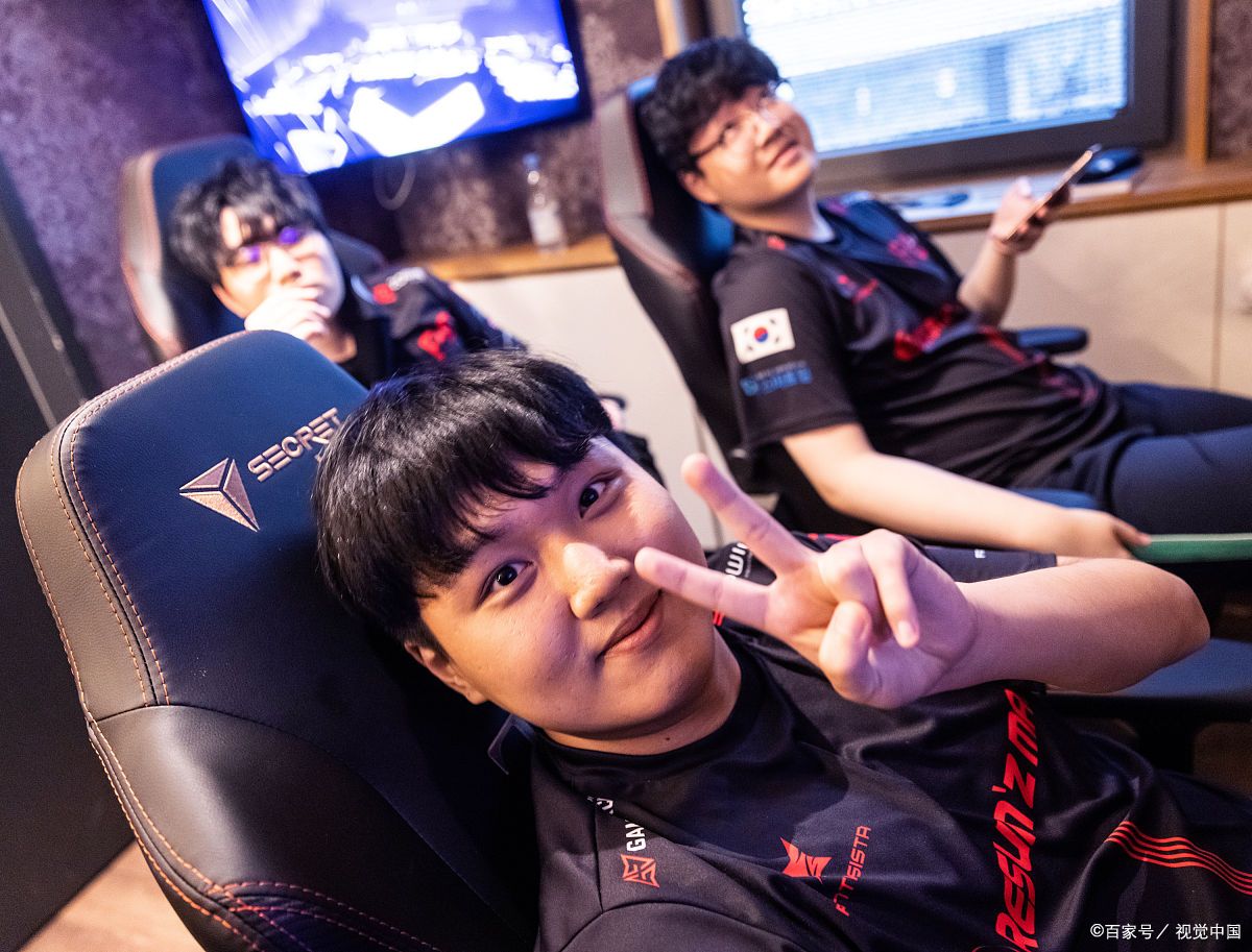 Uzi回归赛场，败北首场状态亮眼，雄鹿观众沸腾！的简单介绍