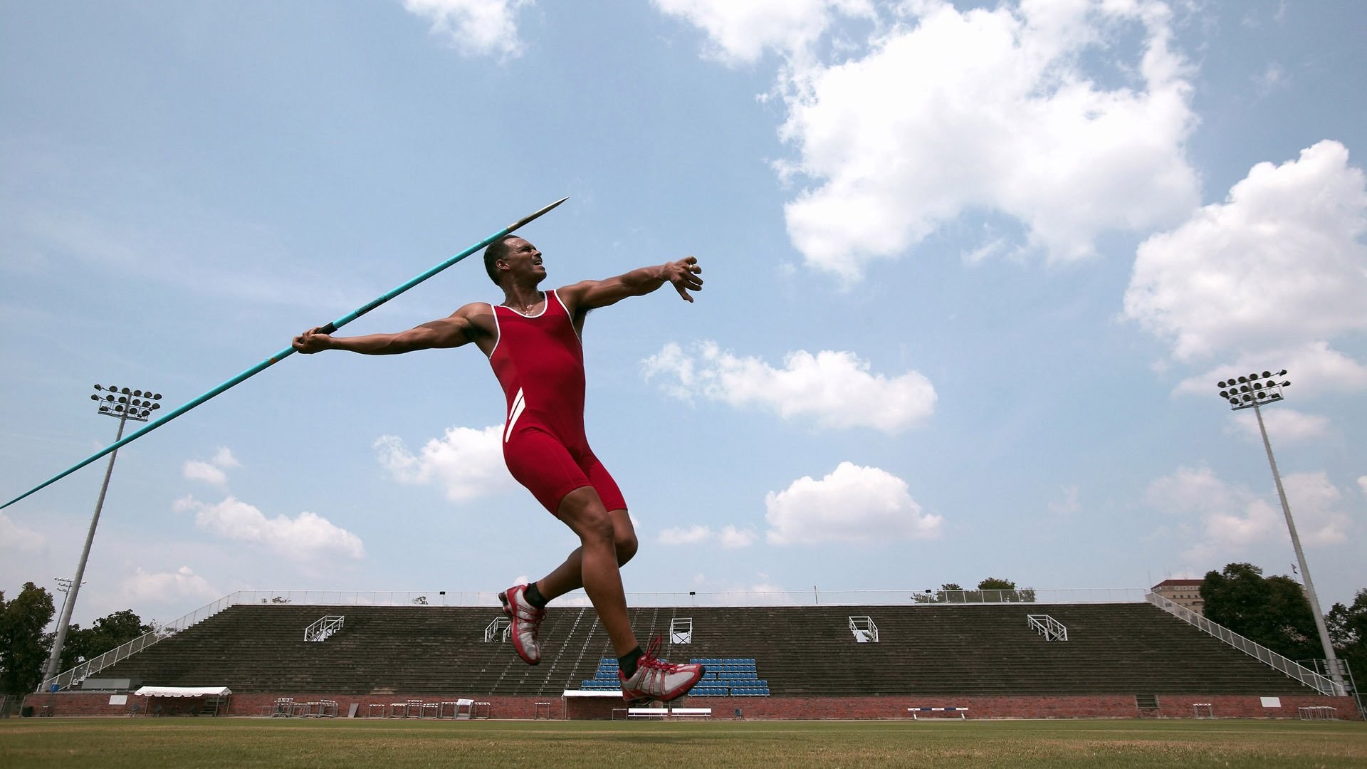 F1赛车赛场焦点！西班牙队对阵阿根廷队，激战正酣，豪门对决再度上演